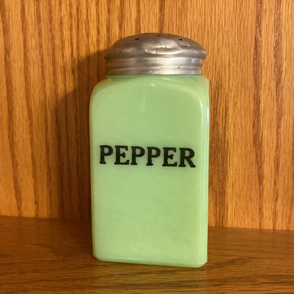 Vintage McKee Jadeite Pepper Shaker - Picture 1 of 16